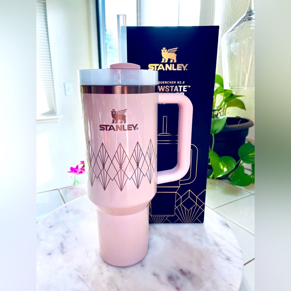 Stanley the “quencher” h2.0 40oz FlowState Tumbler